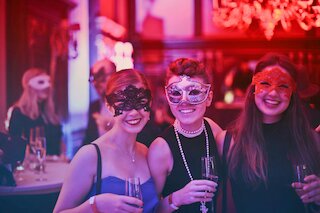 Maskenparty mit Sekt @ 