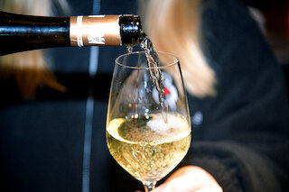 Sekt wird in Glas gefüllt. @ 