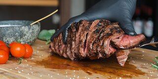 Aufgeschnittenes Grillfleisch beim BBQ-Catering in Köln @ 
