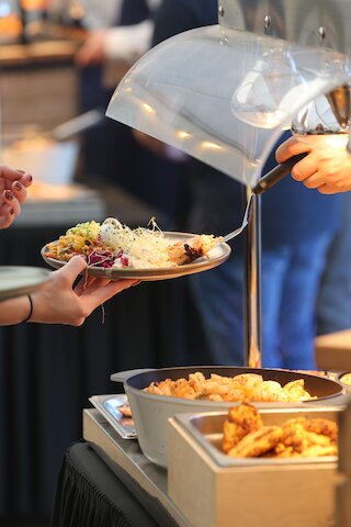 Speisenausgabe an einem Catering-Buffet in Köln @ 