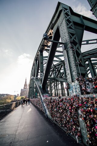 Hohenzollernbrücke mit Liebesschlössern und Kölner Dom @ 