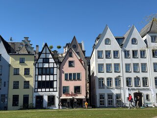 Historische Häuser der Kölner Altstadt am Rheinufer @ 