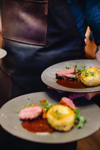 Angerichtete Hauptspeise mit Fleisch beim Catering in Leipzig @ 