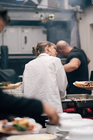 Catering-Team bei der Speisenausgabe in Leipzig @ 