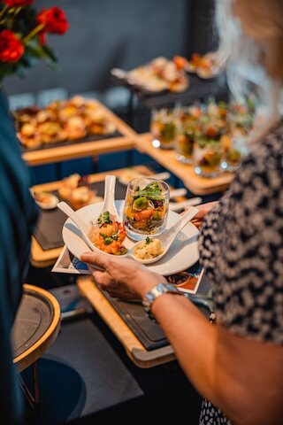 Gast mit Fingerfood an einem Catering-Buffet in Leipzig @ 