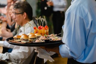Servicekraft mit Fingerfood auf einem Tablett beim Catering in Leipzig @ 