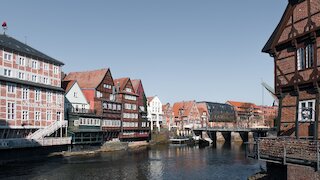 Historische Backstein- und Fachwerkhäuser an der Ilmenau in Lüneburg @ 